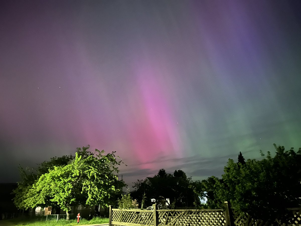sneeborah's tweet photo. thanks for visiting, aurora borealis. 🫶 https://t.co/5kDlKvm8ec