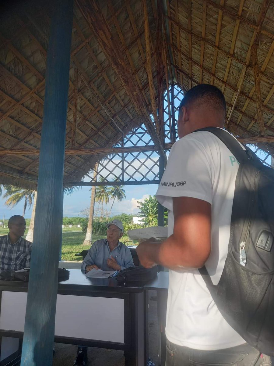Intercambia José Ramón Machado Ventura, Comandante del Ejército Rebelde y diputado por el municipio #Guantánamo con trabajadores de @pescaguan para conocer el avance del programa de la Acuicultura en la provinci.
#MinalXCuba 
#GenteQueSuma 
#PescaPorCuba