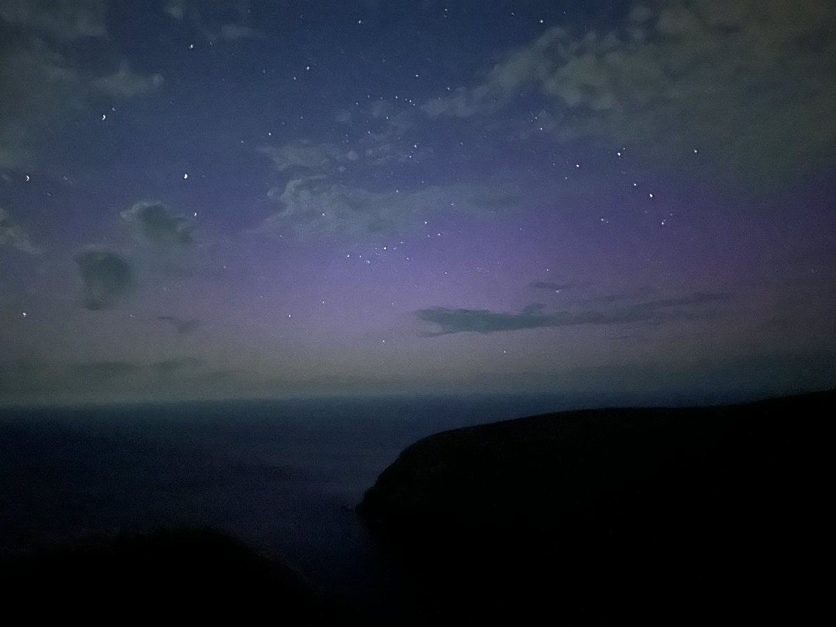 Slight glow from the northern lights tonight 😍 Absolutely bonkers on the cliff top I’ve never seen so many people, it’s usually just me and my camera!! Everyone’s got the aurora fever ♥️ #Northernlights #Aurora #Portreath #Cornwall