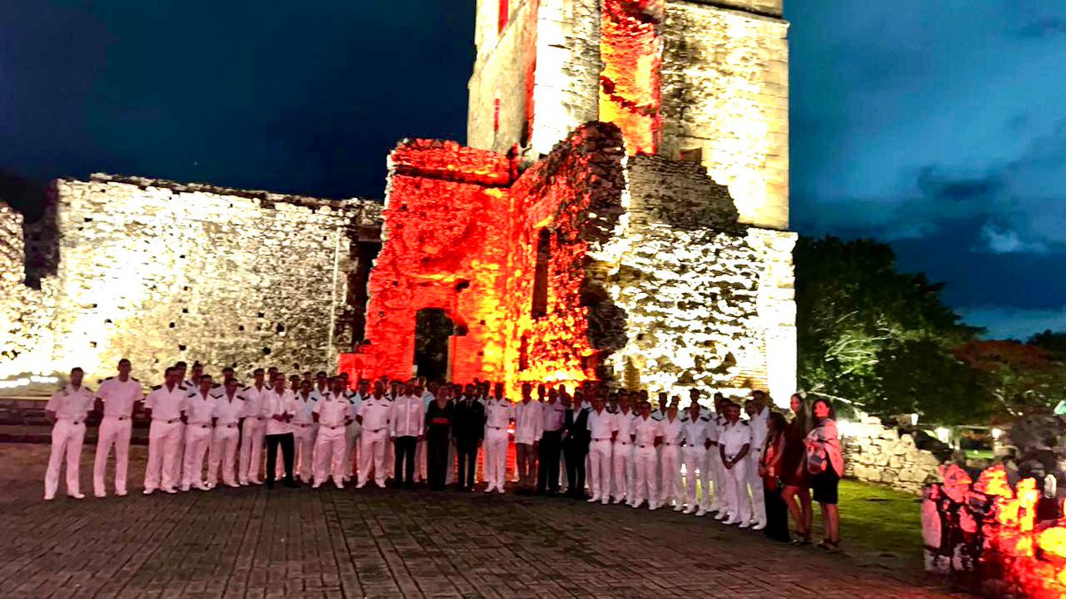 Despedida a la tripulación del #JuanSebastiánDeElcano ⚓ con una fiesta en el mágico sitio arqueológico de @PanamaLaVieja , un lugar evocador de nuestra larga historia de amistad con Panamá 🇪🇦🤝🇵🇦 Amenizó la velada 🎶 La Escuelita del Ritmo, de Portobelo 🏝 @GladysPalmeraCo