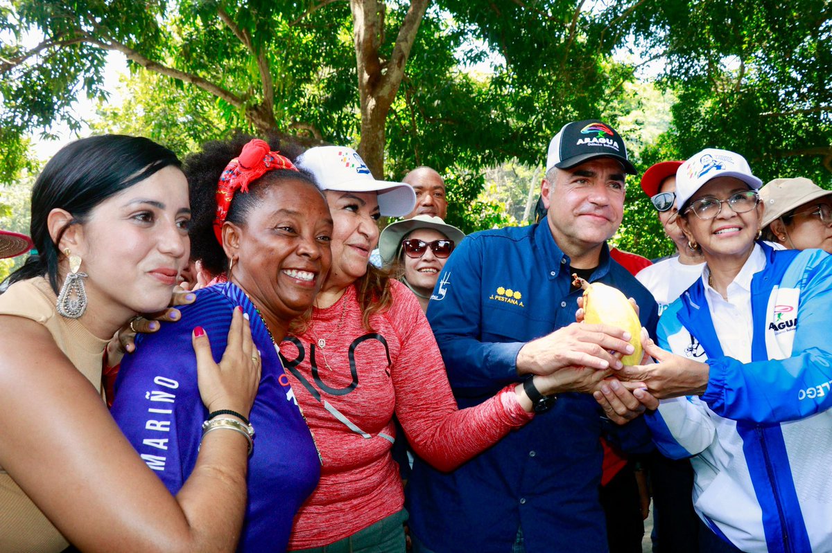 #11May Recorremos las calles de Chuao junto a nuestra gente, la madrina y ministra @_LaAvanzadora y la Gob.@Soykarinacarpio para dar inicio en nombre del Pdte.@NicolasMaduro al lanzamiento de la Gran Misión Abuelos y Abuelas de la Patria #VenezuelaExpresiónCultural