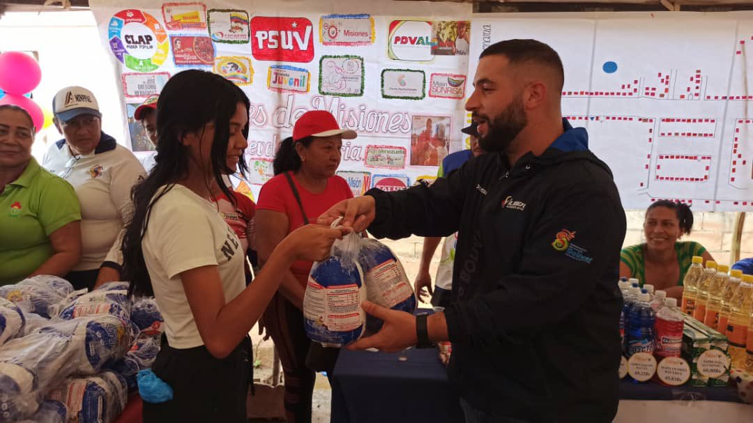 #11MAY| Más de 2.500 familias de Upata, municipio Piar, recibieron los combos proteicos a precios asequibles. Asimismo, fueron expendidos otros rubros a través de la Feria del Campo Soberano. @NicolasMaduro @amarcanopsuv @tatachavista @AlonzoYanny