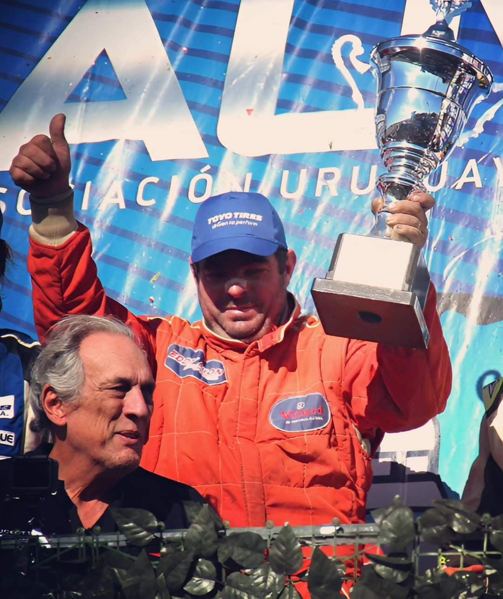 🏁 🖤 Se fue un gigante.

Fue un honor recibir un trofeo de primer puesto de mano de Juan María Traverso en 2017 en la carrera de reinauguración del autodromo Victor Borrat Fabini del Pinar donde ganábamos en Super Turismo.

Que en paz descanse.