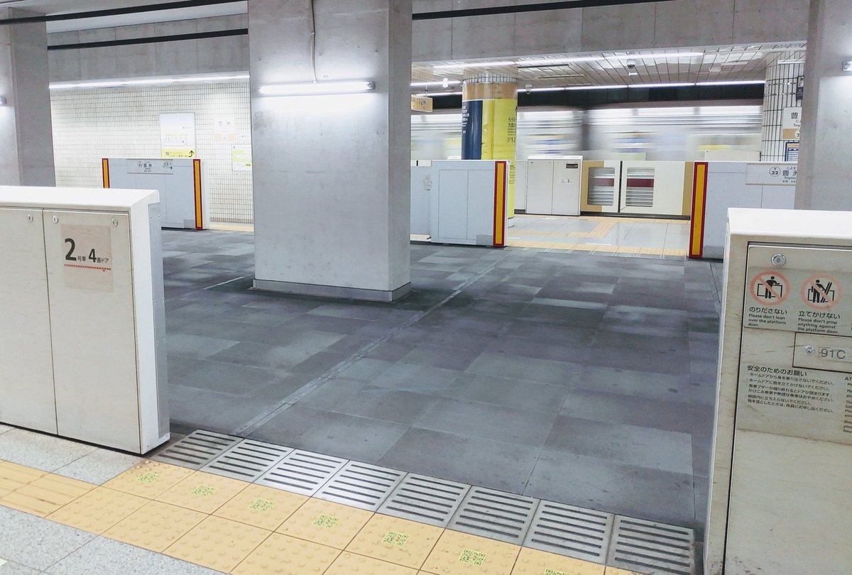 先日訪れた、豊洲駅の見どころ。 １つ目、ゆりかもめの端っこ。 終点駅なので、こんな感じになってます。 ２つ目、2番線と3番線封じられている有楽町線のホーム。 なので、となりのホームまで歩いて行けます。 ホームドアを撤去していないので、刹那的な景観かもしれません。🙂