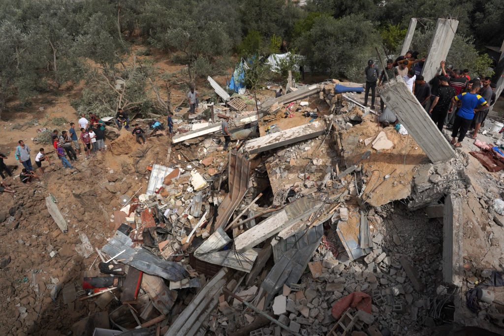 Se estima que unos 10.000 cadáveres están atrapados bajo los escombros en Gaza, según la Defensa Civil Palestina. cnn.it/44FBU3v