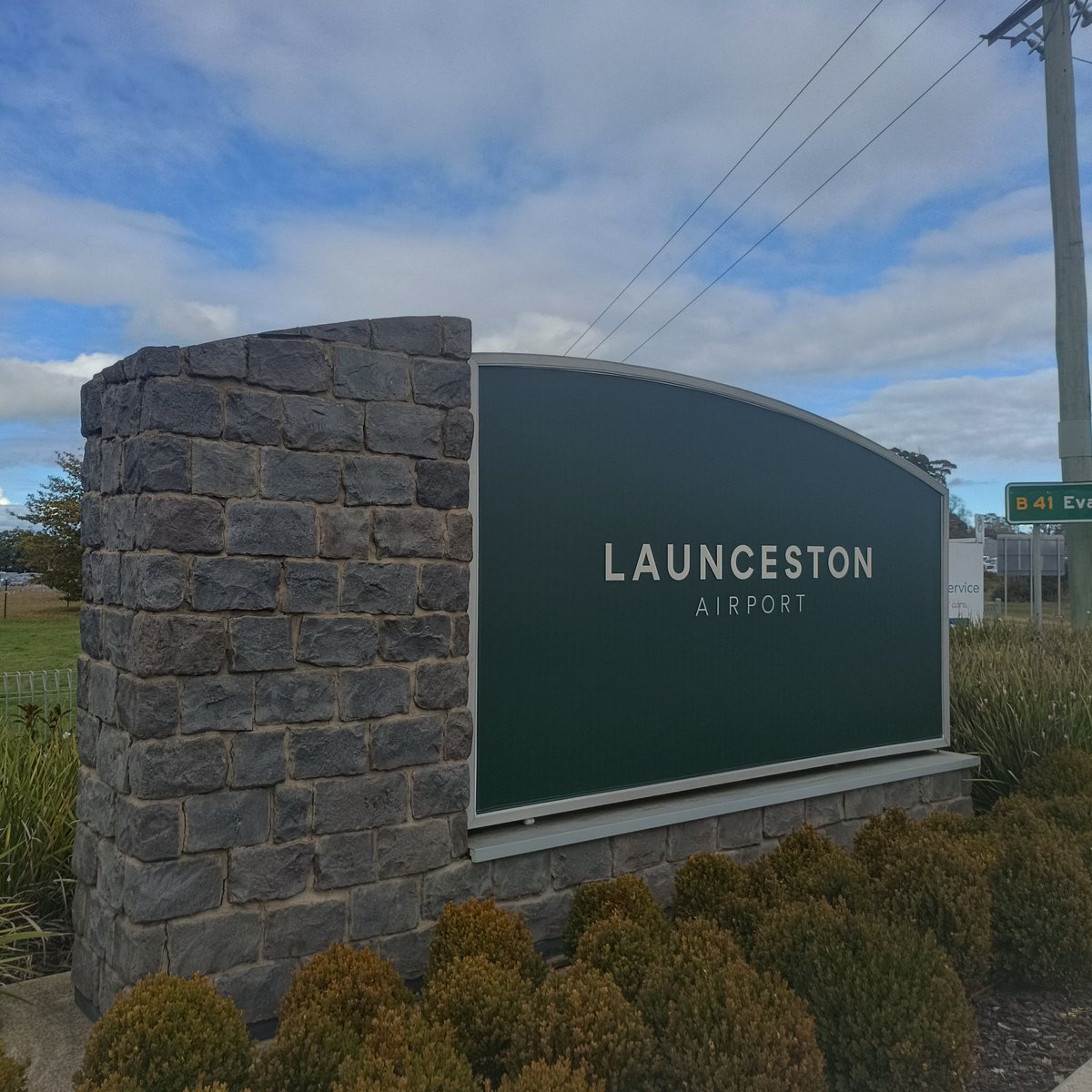 Thanks whoever is responsible for there now being zero public transport to/from Launceston Airport after the shuttle bus stopped operating.
Had to take a bus to Breadalbane and walk the remaining few km's. #politas