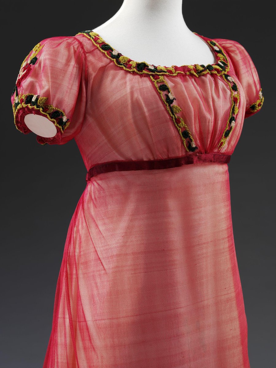Evening dress, 1810. England. Victoria & Albert Museum.