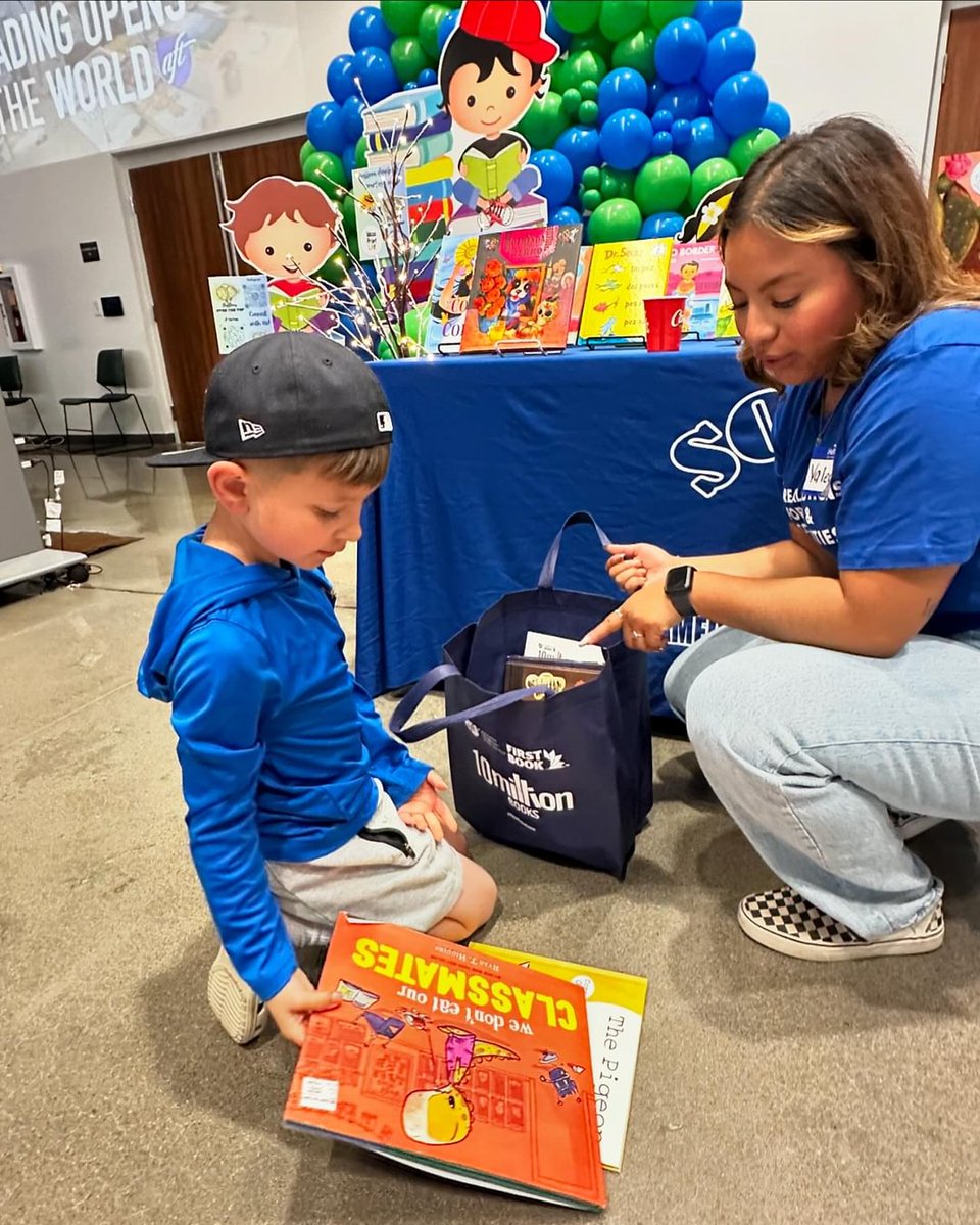 An epic Celebración at @SocorroISD!🎉 thousands of students, educators,& families joined the @AFTunion @FirstBook @SOCORROAFT Reading Opens the World 🌎 40,000 Free Book Distribution. 

We showed the power of collaboration to promote literacy.

#RealSolutions