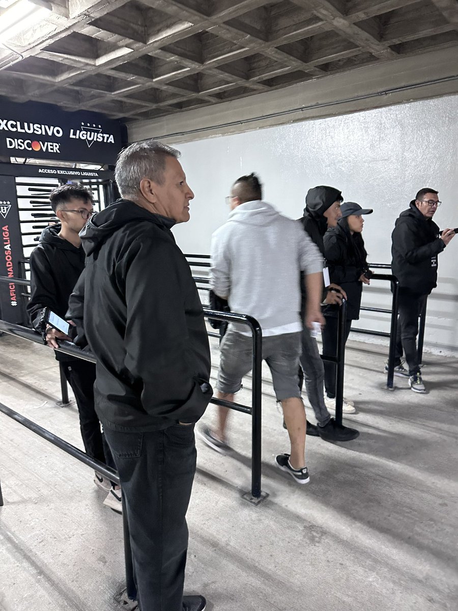 mickr9t's tweet photo. Gente como esta en control de ingreso no debería existir @LiguistaOficial con acceso de súper hincha no habilitan la entrada porque le hacen doble venta de acceso y a pesar de tener la ID no se puede ingresar https://t.co/galivxldhM