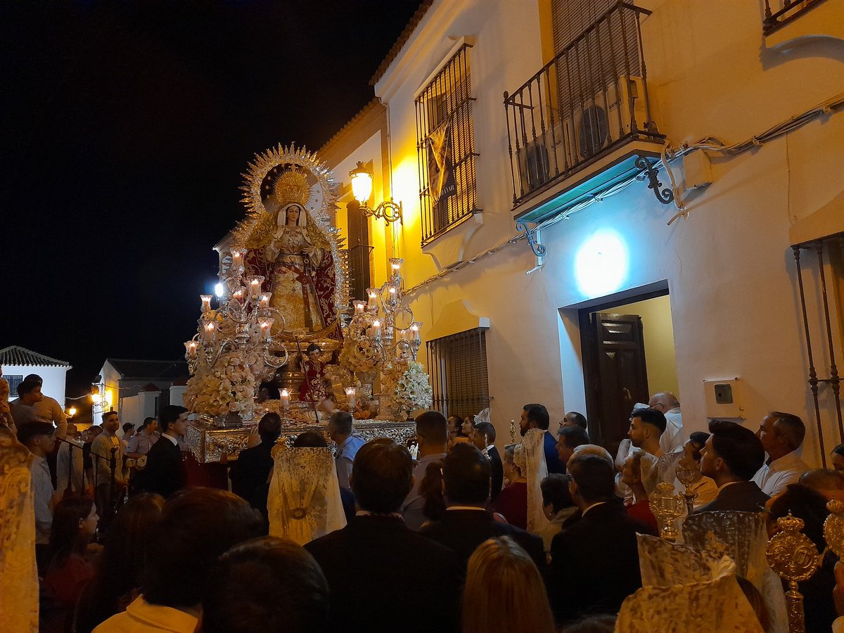 🔴 PROCESIÓN | 01:25 | Se dedica una levantá a nuestra @BandaCruzRoja por la concesión de la Medalla de Sevilla y su director, @jicansino, toca el martillo. #SoledadCoronadaHuévar