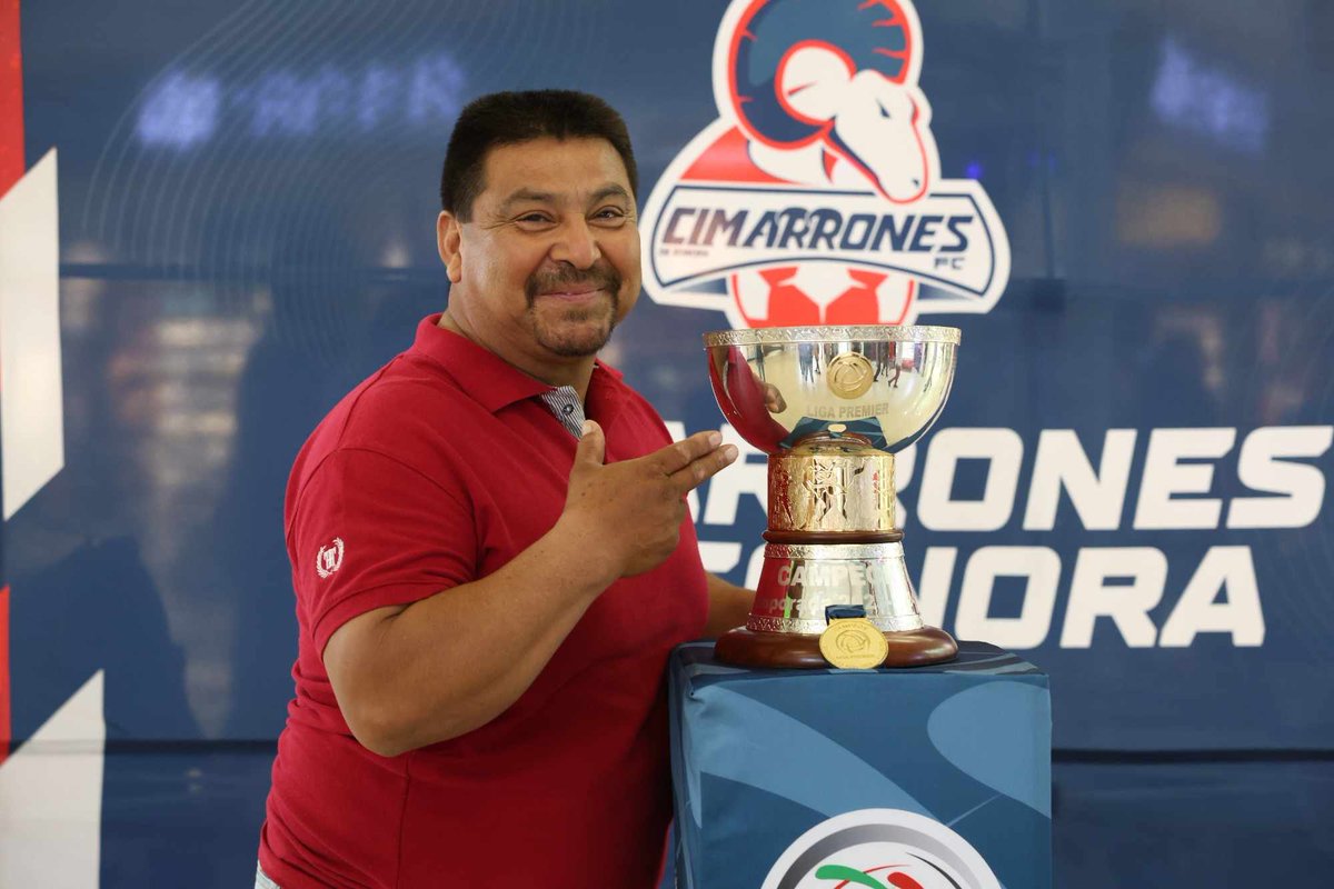 Aficionados de @CimarronesFC aprovechan la oportunidad de tomarse foto junto al trofeo y medalla de campeón de la Liga Premier en Galerías Mall Sonora #TuFinalPremier23I24 #LaLIGAPREMIERJuegaEnTodoMéxico