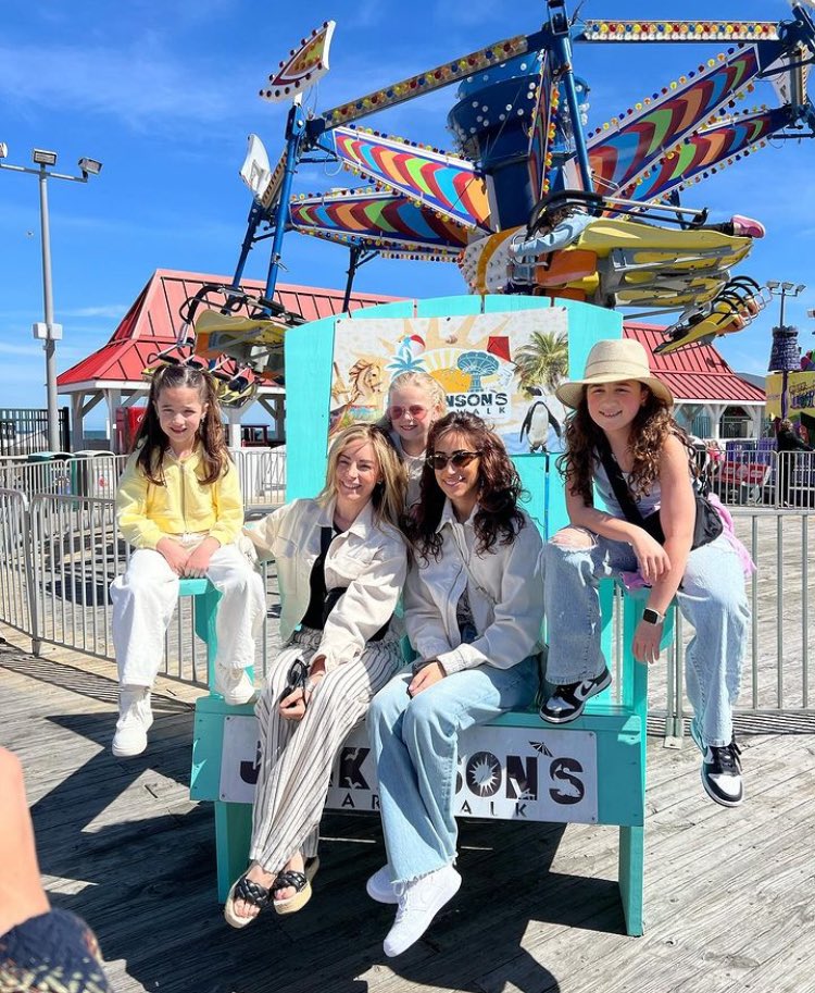 Danielle with Alena, Valentina & family at the Jersey Shore! 📸: angeladeleasa on IG