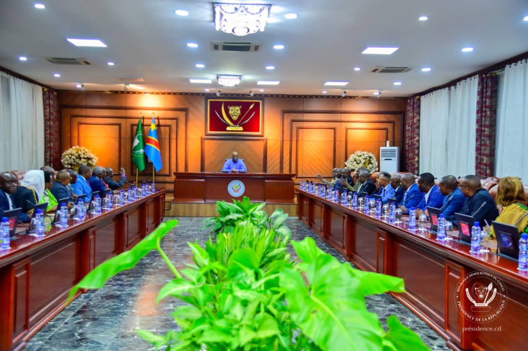 #RDC 12.05.2024|#Kinshasa Le Président Tshisekedi s’est entretenu, samedi à la Cité de l’Union Africaine, avec une délégation des chefs coutumiers, leaders religieux et opérateurs économiques de la communauté Nande (#NordKivu).