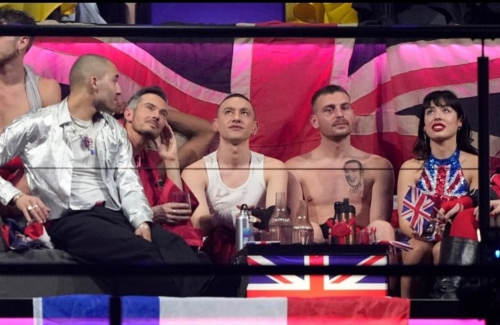 Olly Alexander can't even put the Union Flag up the right way...imbecile...and so embarrassing. Glad he got nil points from the public vote. 🤣🤣 #Eurovision #eurovision2024 #eurovision24 #UnitedKingdom #OllyAlexander #NilPoints