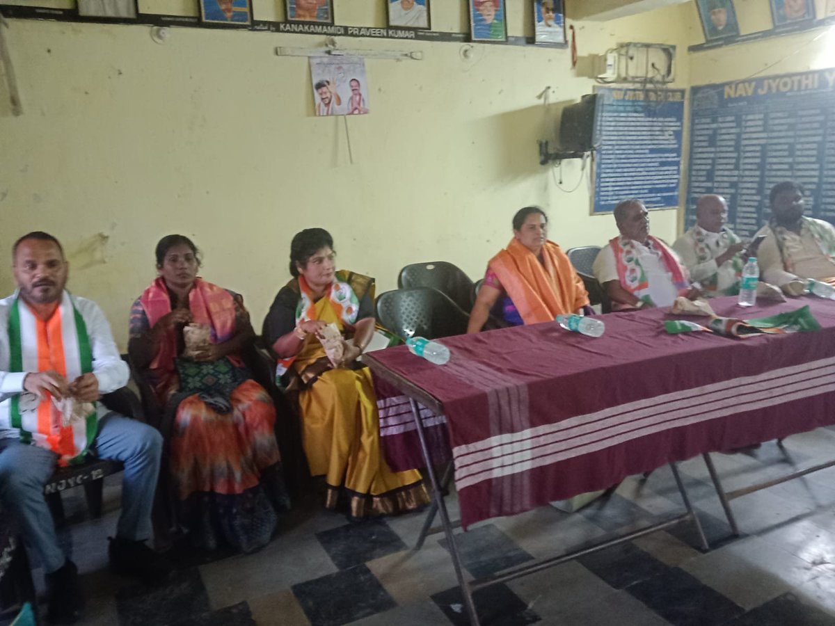 SevadalTL's tweet photo. Smt. Swarna Goud ji - State General Secretary
Attending Mahila Meeting at Rajendranagar Assembly Constituency, part of #Chevalla Lok Sabha Constituency.
@DrRanjithReddy Dr. Ranjith Reddy ji is Congress' candidate from this Constituency.
Vote for Progress
Vote for Congress https://t.co/nElXVBeTSt