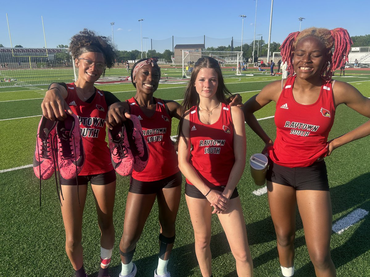 raysouth_track's tweet photo. Great way to cap off Districts! 4x400m relay crushing their season best time for the 🥈and a spot at sectionals! https://t.co/qi6VdZDw2T