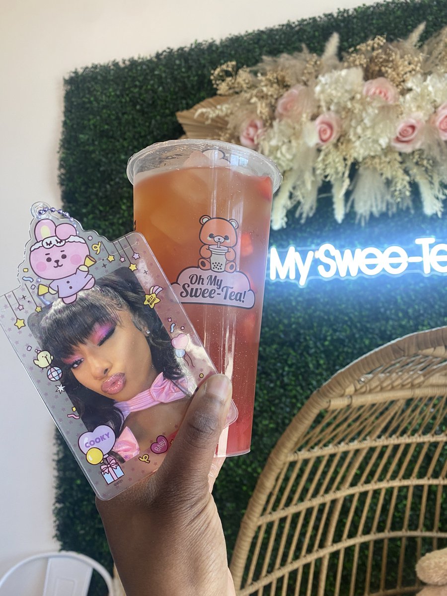 _edbrella's tweet image. normalize treating megan like a kpop idol!!!! 🥰😍🩷🔥