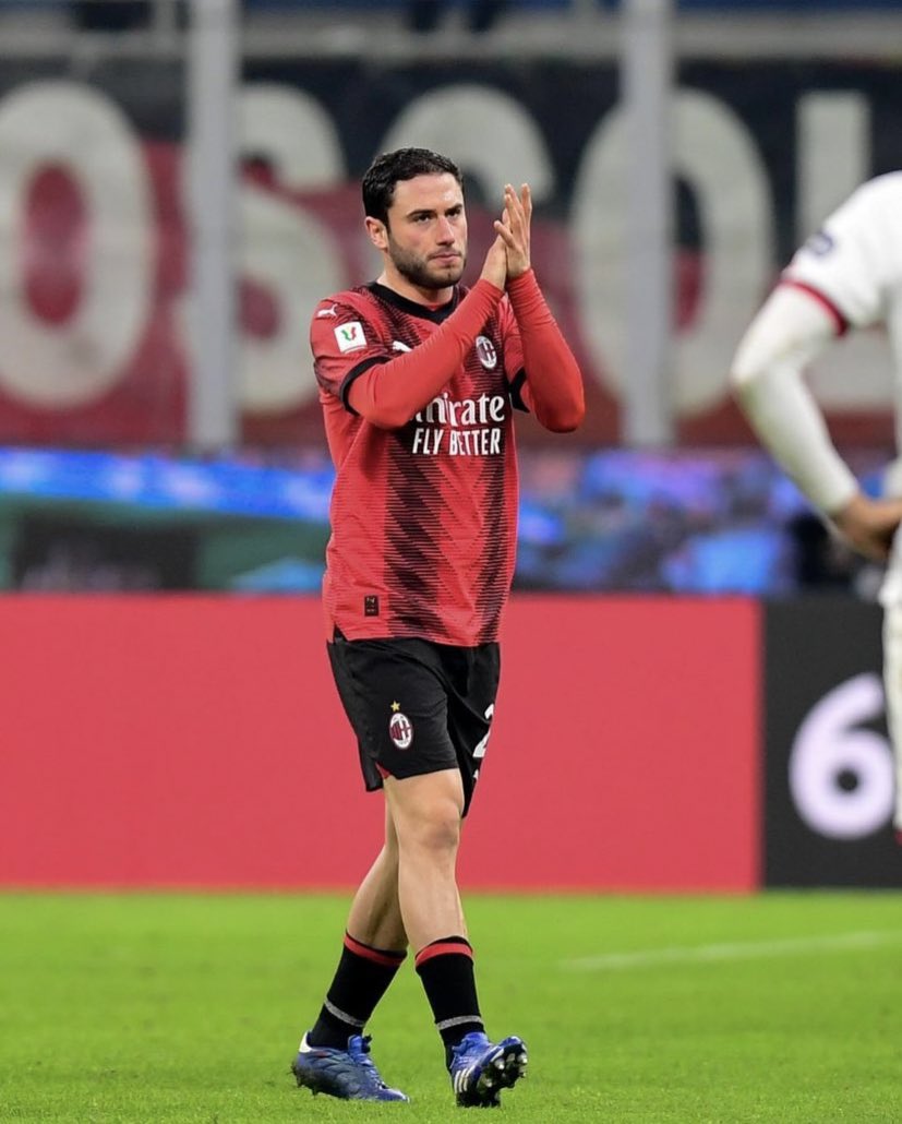 Lo más probable es que Davide Calabria no sea el lateral derecho titular del Milan la próxima temporada. La directiva Rossoneri buscará reforzar esa posición en verano del 2024. [@86_longo]