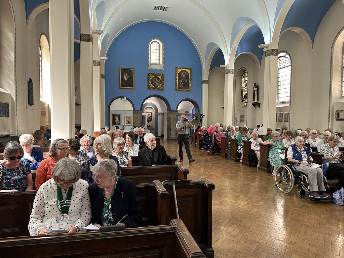 #KCHNursesLeague centenary celebrations with Service of Thanksgiving and unveiling of KCHNL window in St Luke's Chapel by Tracey Carter Chief Nurse @KingsCollegeNHS: may the ideals of compassion, quality of care, excellence and sound training inspire and sustain nurses everywhere