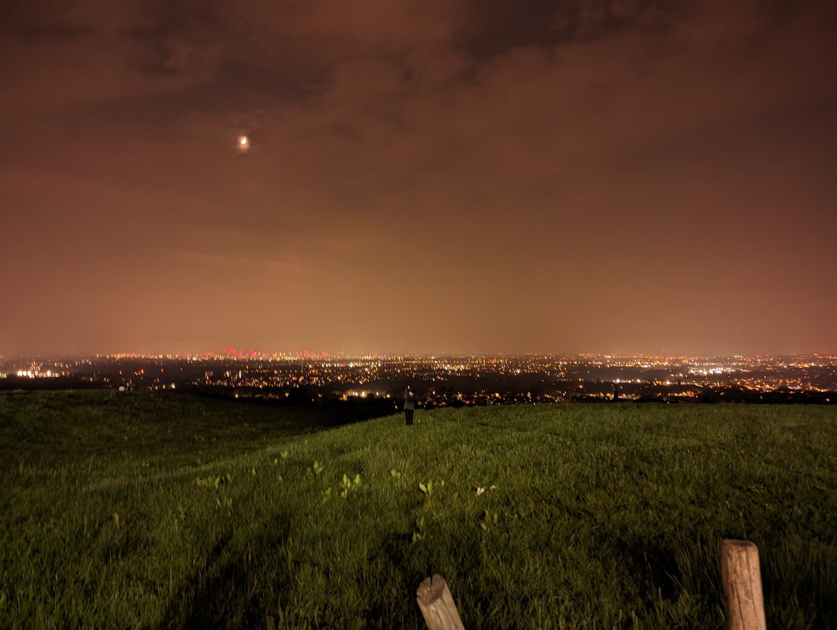 I might not have seen the northern lights all that well, but I did get this and a few other pics of the cityscape of Manchester. Adore this view 😍