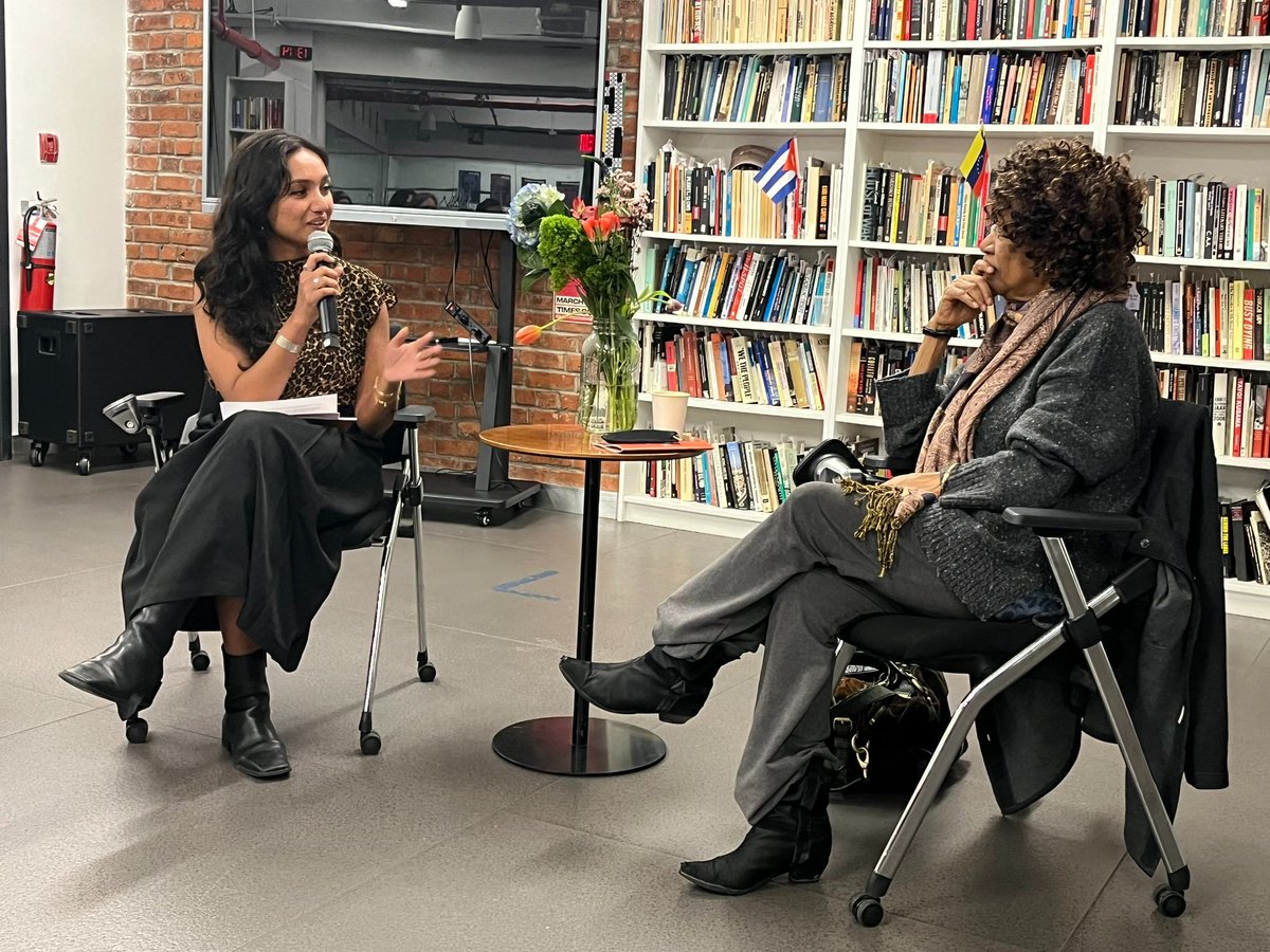 Esta tarde en Manhattan #NewYork, la escritora y ensayista cubana Nancy Morejón, Premio Nacional de Literatura, sostiene intercambio con grupo de jóvenes artistas estadounidenses. #CubaEsCultura