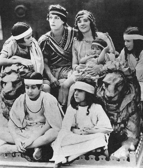 Roman family from 'Three Ages', 1923.
#BusterKeaton
#MargaretLeahy
#ClassicHollywood 
#SilentFilm
#BusterLove🍀