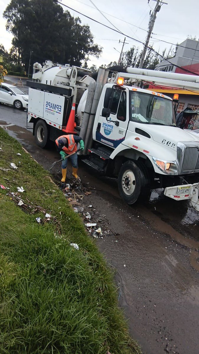 ☔️ #PlanLluvias | El equipo de Agua de Quito, con vehículo hidrosuccionador, limpió esta tarde la basura acumulada en las rejillas y sumideros en el Redondel San Francisco de Rumihurco, noroccidente de Quito. Hacemos un llamado a la ciudadanía a no arrojar basura en la calle, ya…