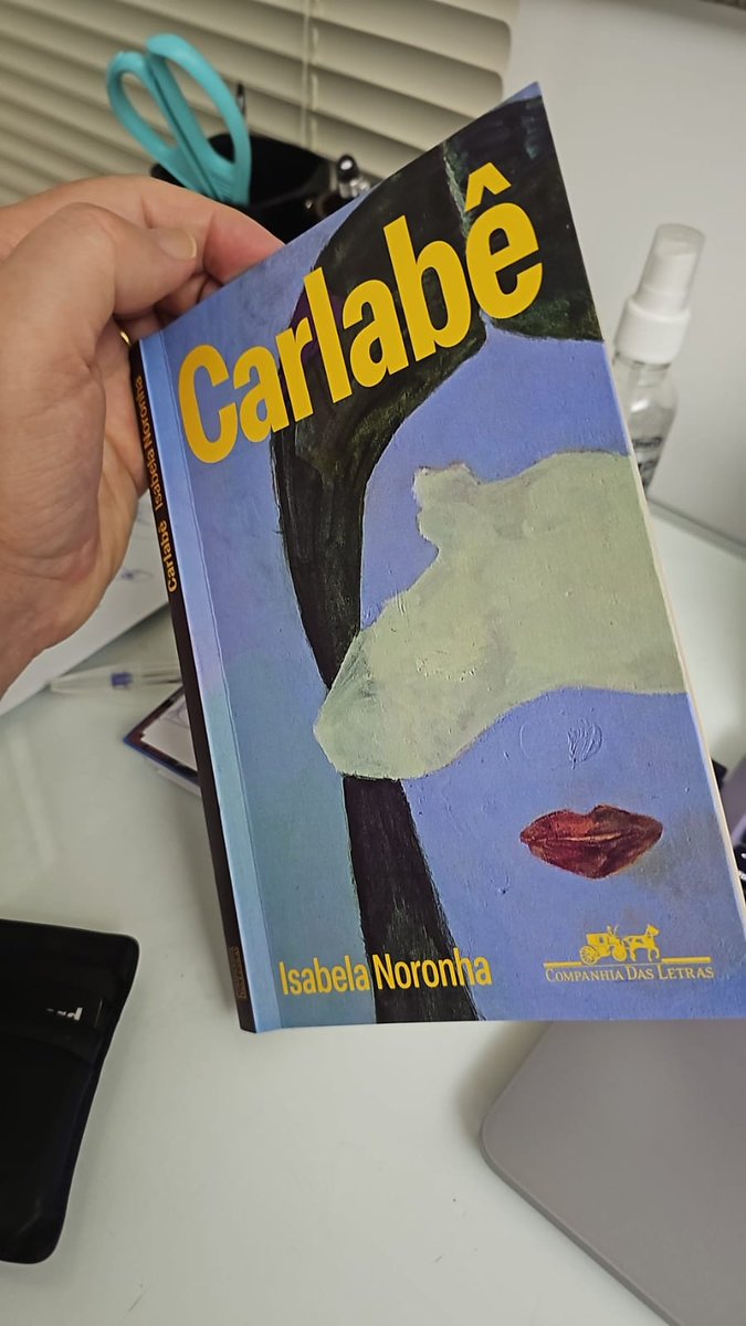 Gente, lendo 'Carlabê', de Isabela Noronha. Adorando. Recomendo muito. Para quem não conhece, ISABELA NORONHA é jornalista e mestre em escrita criativa pela Universidade Brunel, na Inglaterra. É autora do livro infantil Adeus é para super-heróis, vencedor do Prêmio Barco a Vapor…