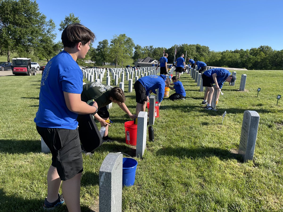 Always a humbling experience when our cadets volunteer to clean headstones prior to Memorial Day at the Missouri Veterans Cemetery - Higginsville. It was an honor to serve those who served us. @KnobNosterHS @KnobSchools @WarrensburgR6 @LaMonteSchool @pride_cr