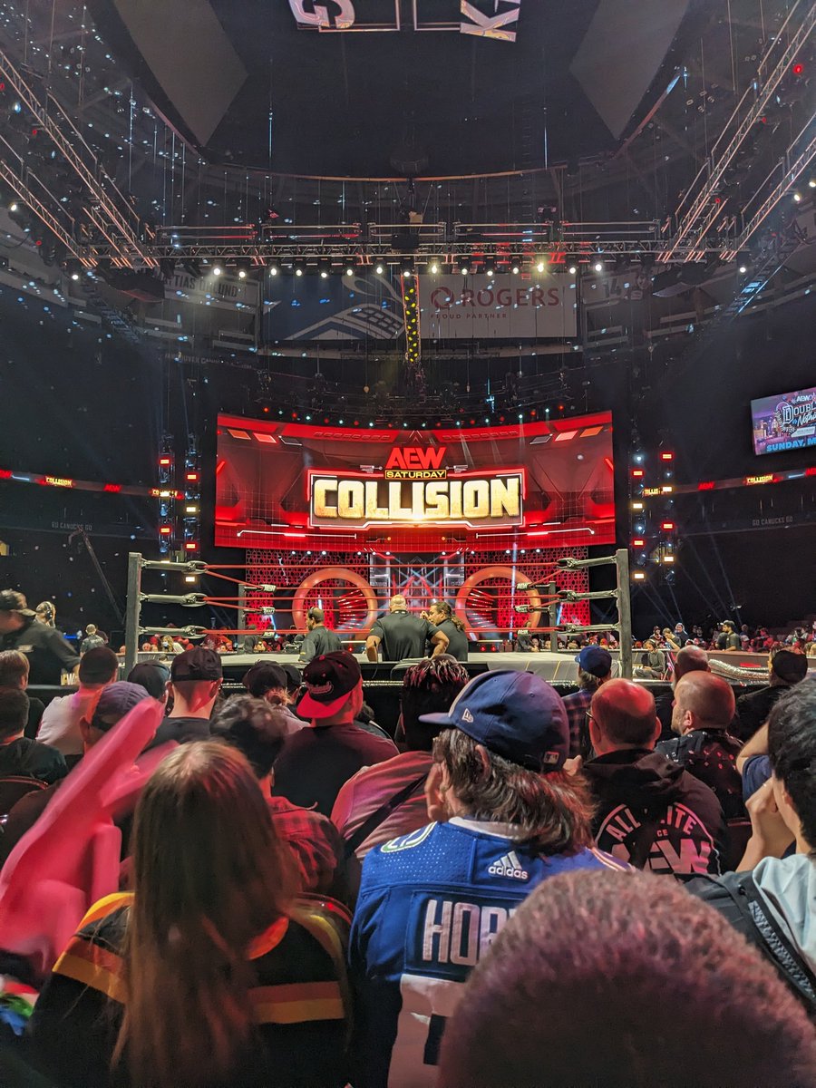 Keep an eye out for a mook in a green Hayabusa shirt a few rows behind the desk. #AEWCollision
