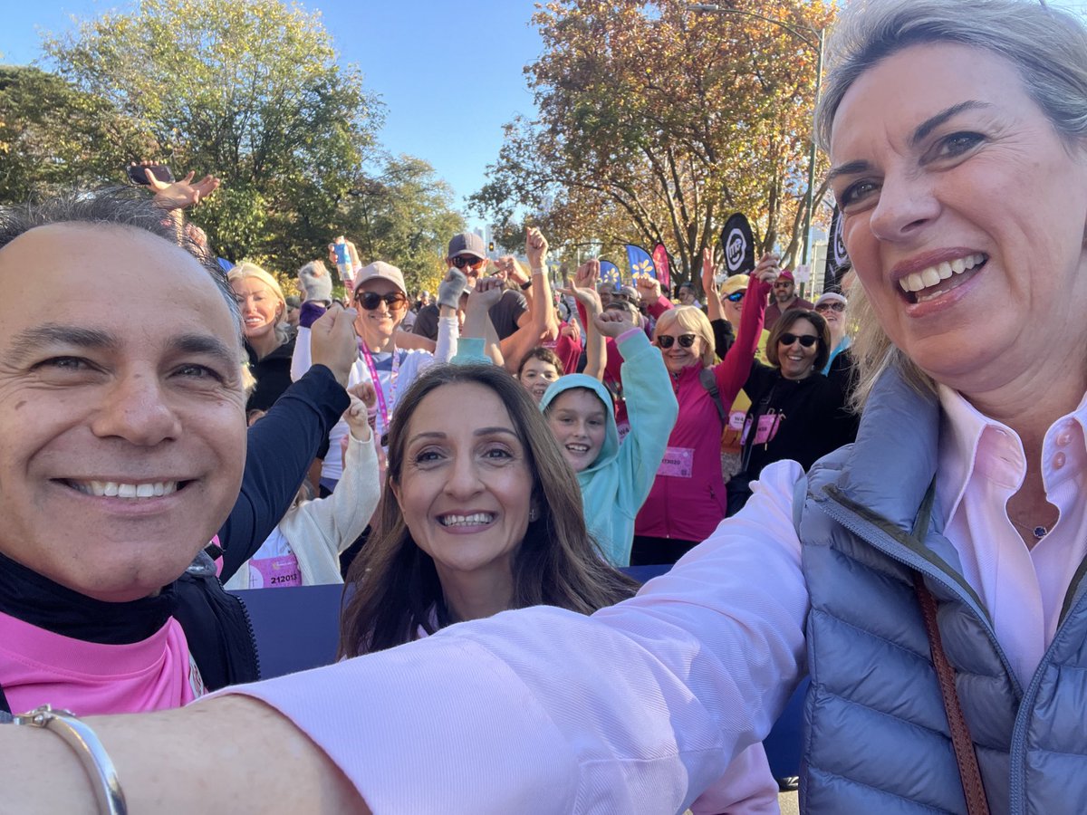Start line at the Mother’s Day Classic. Thousands turn out on a stunning Melbourne morning to support breast & ovarian cancer research. 👏⁦@JohnPesutto⁩ #springst