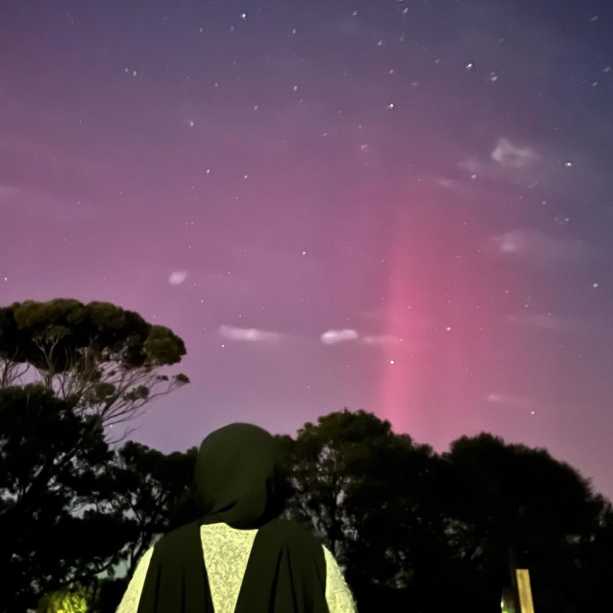 Aurora Australis a few steps from my front door 🥹🩷 - 11/05/2024