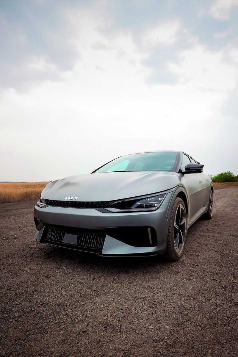 samuel_garcias's tweet photo. ¡MIREN QUÉ CHULADA! 

Mis compadres de KIA me prestaron su nuevo modelo ELÉCTRICO EV6 GT 🚗⚡️

La noticia es que se construirá en Nuevo León: EL HUB DE ELECTROMOVILIDAD de México. ¡Ánimo!🦁👊🏻 https://t.co/bAosZlIWhk