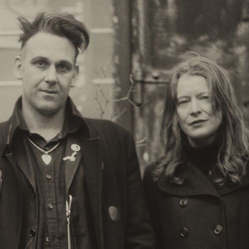 #ADifferentMusicMix 'Get Out Of Town' by FIREFLIES (from The Machine Stops (EP) 2020) The London duo are Fireflies are Nina Walsh and Franck Alba who 'electrocute English folk-rock into modern times' . Please help support indie radio at ko-fi.com/2xsradio