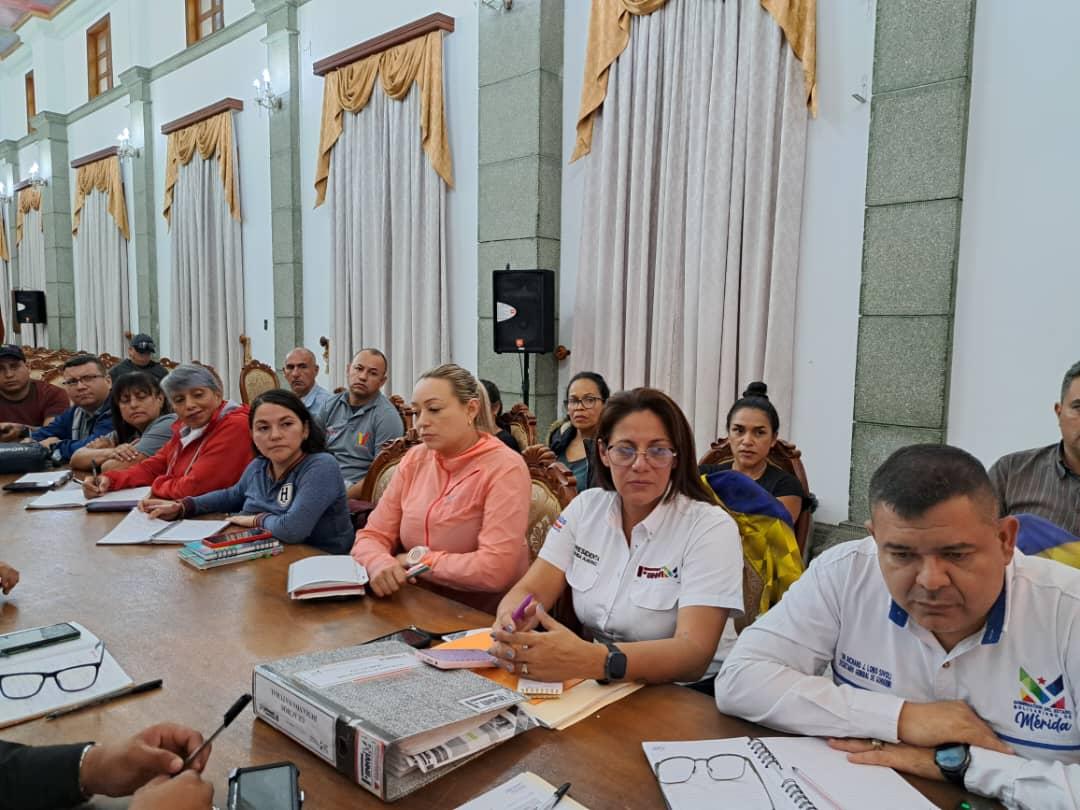 #11May || El gobernador del estado Mérida, @JEHYSONGUZMAN, sostuvo un encuentro con los responsables de cada uno de los entes e instituciones que forman parte de la Secretaría de Infraestructura y Vivienda, encabezada por Vladimir Alarcón. #VenezuelaFestivalDeAmor