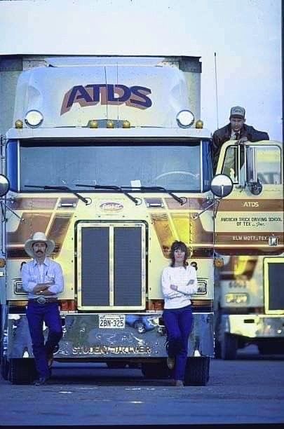Drop your coolest old school trucking pic ⬇️⬇️