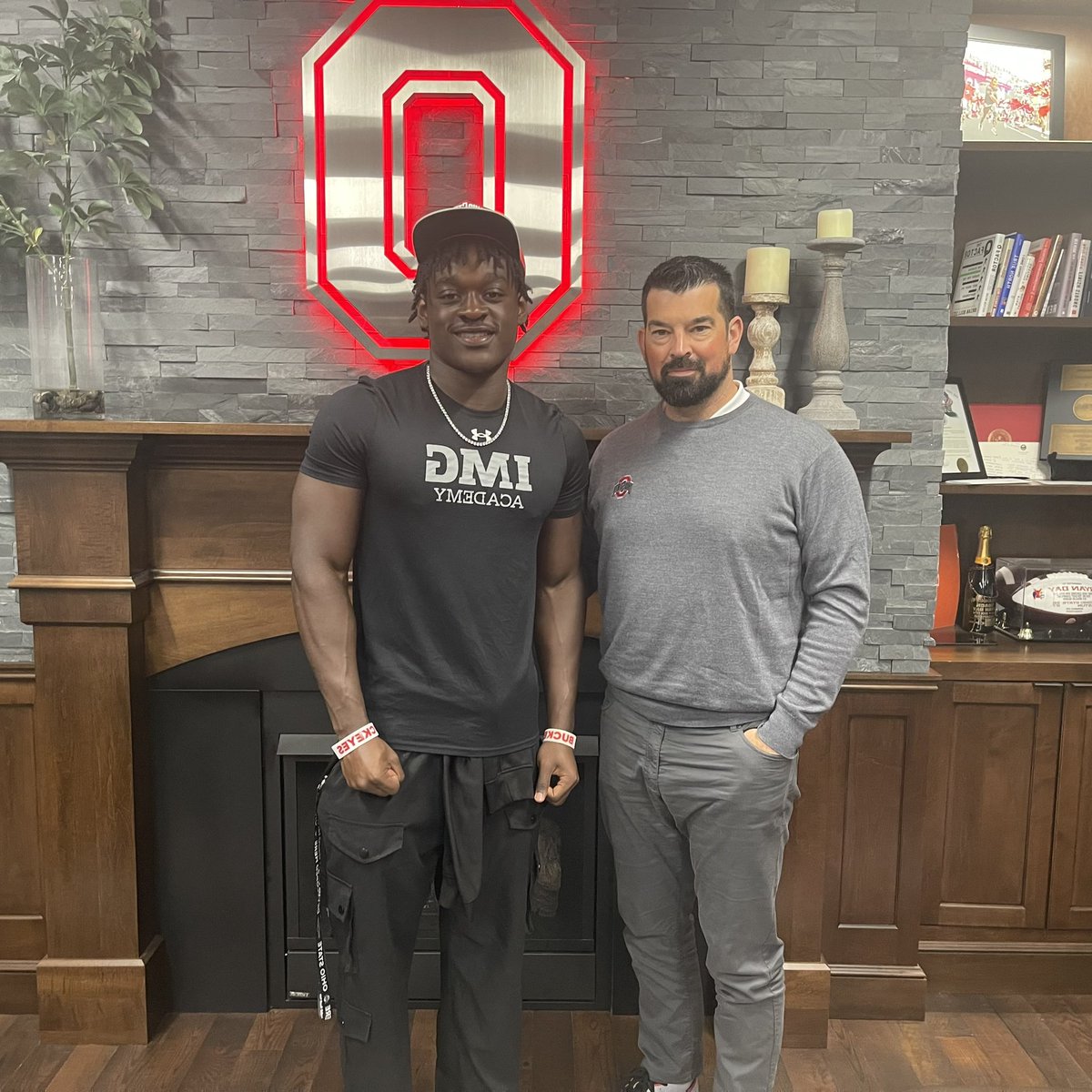 4-star LB Nathaniel Owusu-Boateng on his visit to Ohio State alongside Buckeyes HC Ryan Day🌰 (📸: @_nob11) Read: on3.com/college/ohio-s…