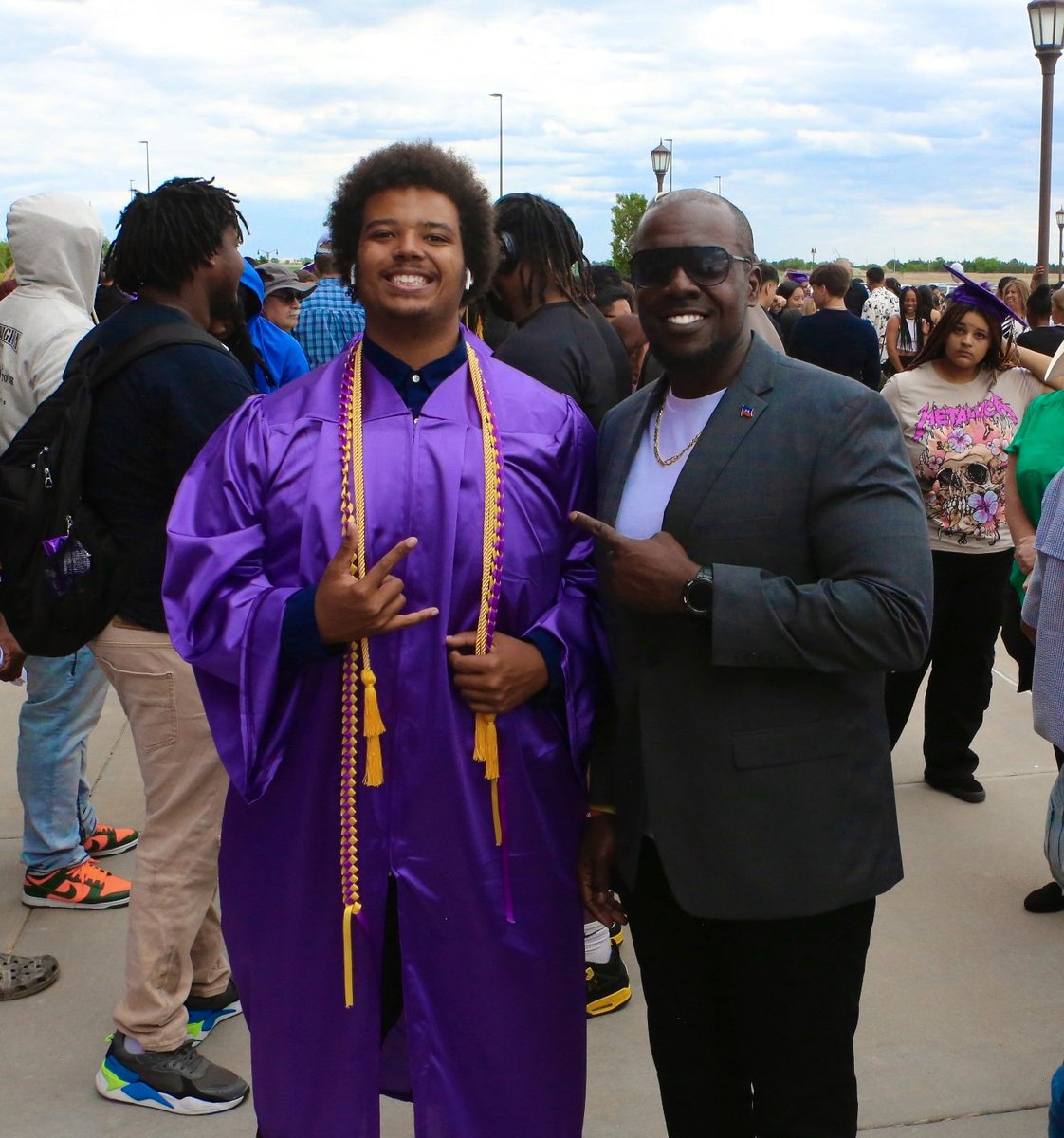 My guys!!! OL/TE ❤️!!!! Just missing @AArcher & @GGenross since they graduated in back December 2023 🎓🎊🎉💯🙌🏿🥳❤️ #TrenchMobb #Graduation2024 #DodgeCityFootball @GoConqsFB @GoConqs