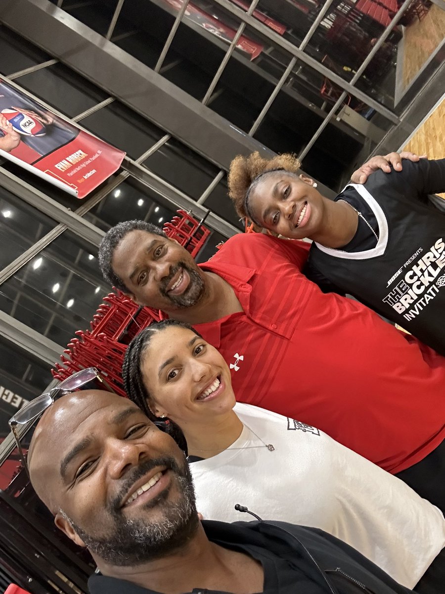 “And 1” of a different kind while in da building at the Brickley Invitational with a few familiar <a href="/SJCHSBBALL/">SJC Girls BBall 🏀</a> faces!!! #JussaDad #CoupleGirlDadsofSJC <a href="/Cbrickley603/">Chris Brickley</a> <a href="/kynwalker_24/">Kyndal Walker</a> <a href="/TFudd23/">Tim Fudd</a>