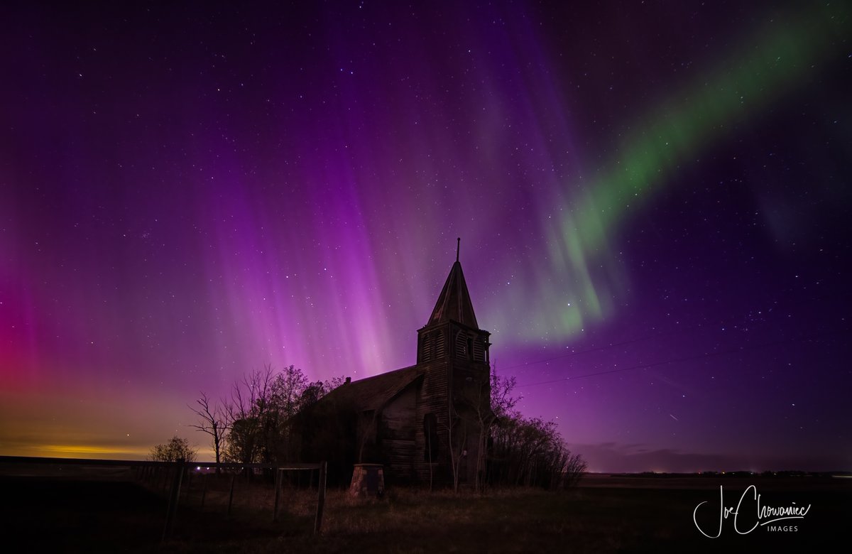 JoeisCranky's tweet image. Abandoned Church under the Northern Lights . East of #yeg) Brush Hill Reformed Church is now 108 years old and still standing.  Church was built by German-Russian immigrants.  #abandoned #alberta #history #explore #canon #AuroraBorealis #aurora #space #northernlights