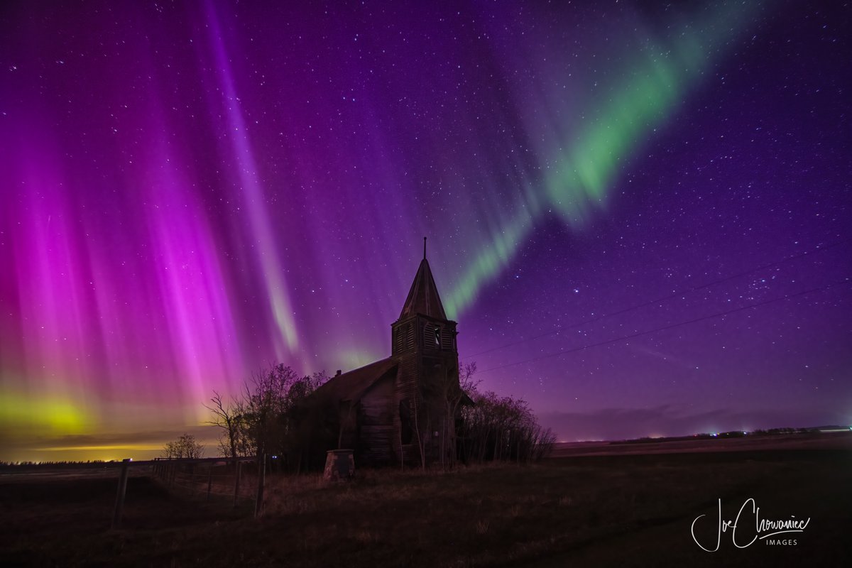 JoeisCranky's tweet image. Abandoned Church under the Northern Lights . East of #yeg) Brush Hill Reformed Church is now 108 years old and still standing.  Church was built by German-Russian immigrants.  #abandoned #alberta #history #explore #canon #AuroraBorealis #aurora #space #northernlights