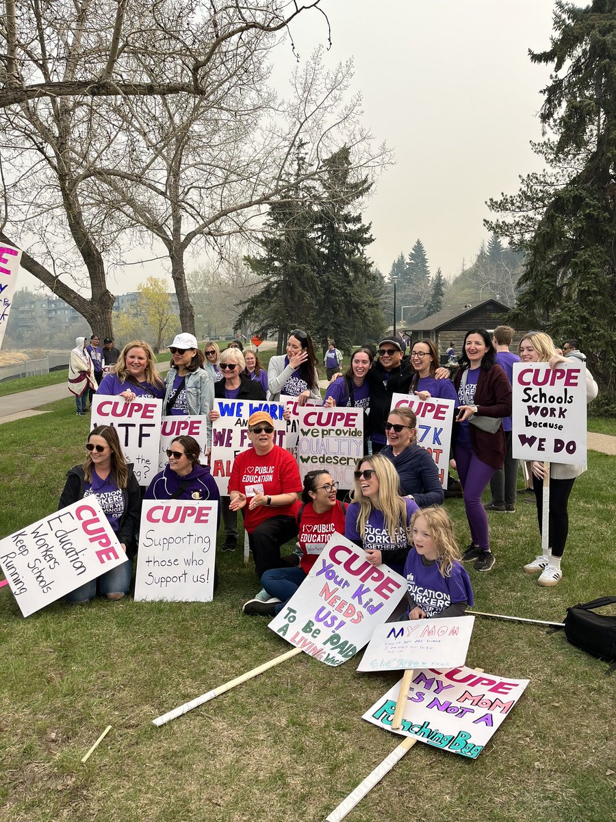 Hard to put into words how vital education assistants are for kids with disabilities. 

They are lifelines. They make education accessible. 

They’re grossly underpaid. I was proud to stand with them in St. Albert as they demonstrate for fair wages. 
#fairwages #alberta