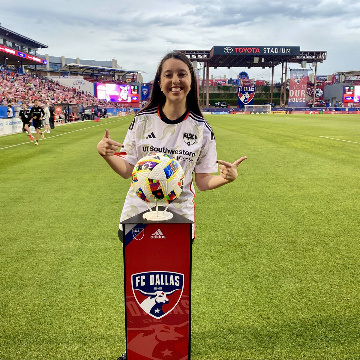 We welcome our Honorary Captain of the Match pres. by @UTSWNews, Kirby Baber! Kirby is studying to become a Dietitian at the UT Southwestern School of Health Professions. She hopes to someday work as a critical care dietitian, helping patients get the nutrition they need to heal!