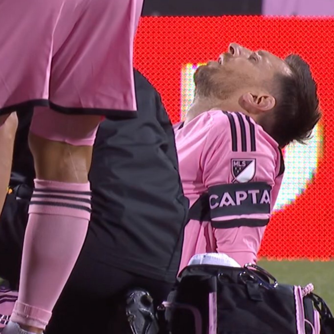 DURA PATADA A MESSI Y EMPATE PARCIAL DEL INTER MIAMI #MLS Leo recibió una severa infracción durante la parte inicial y Las Garzas se fueron al descanso con un resultado parcial de 2 a 2 ante Montreal.