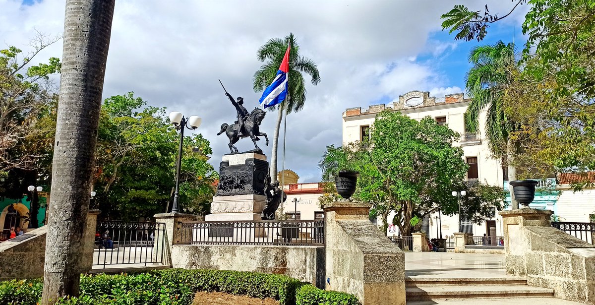 En mi primera visita a la tierra del Mayor evoqué a Martí y contextualizando su admiración por Bolivar a la mía por Agramonte, no pregunté dónde se comía o se dormía, si no dónde quedaba su emblematica estatua. De esos héroes que nos enorgullecen! #CubaViveEnSuHistoria
