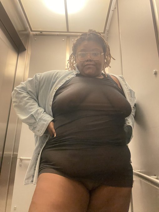 Had to walk my guest downstairs   Fuck y&rsquo;all doin? https://t.co/leMPRrjKMH