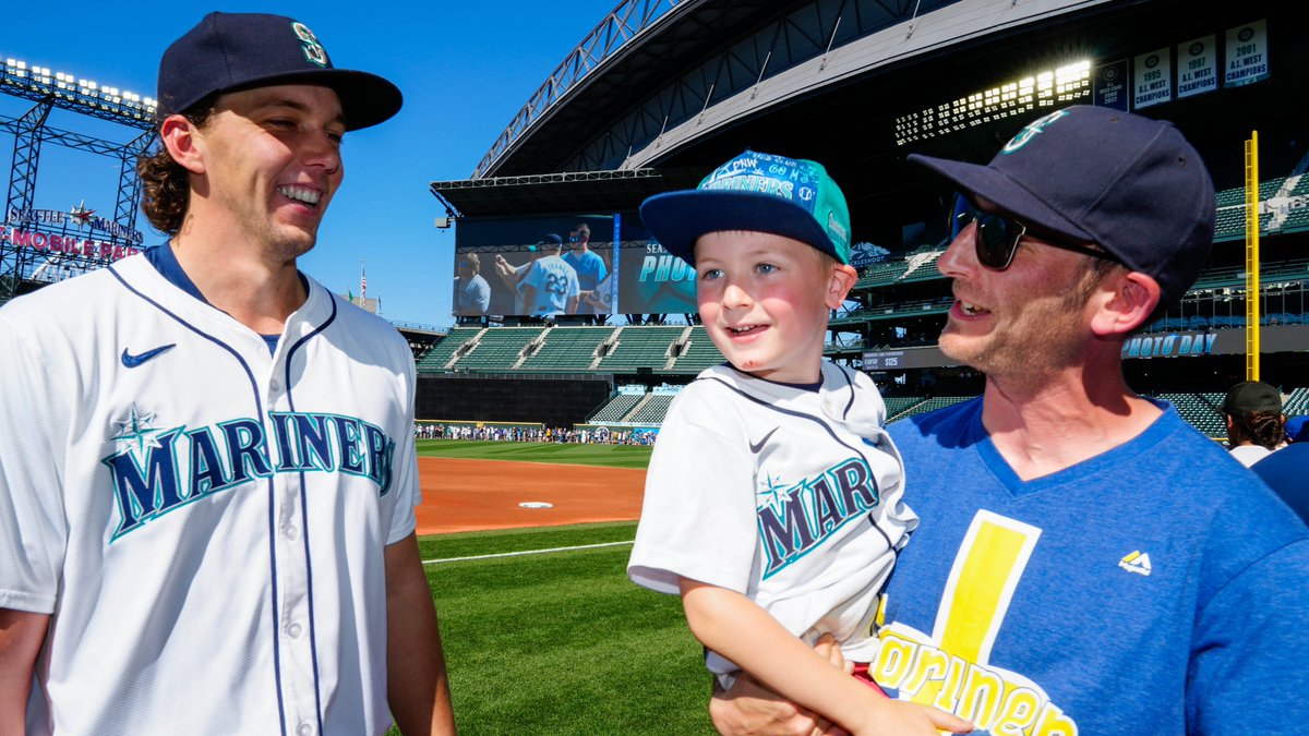 Happy #MarinersSTM Photo Day 📸😃 Always a blast hanging out the best fans in baseball!