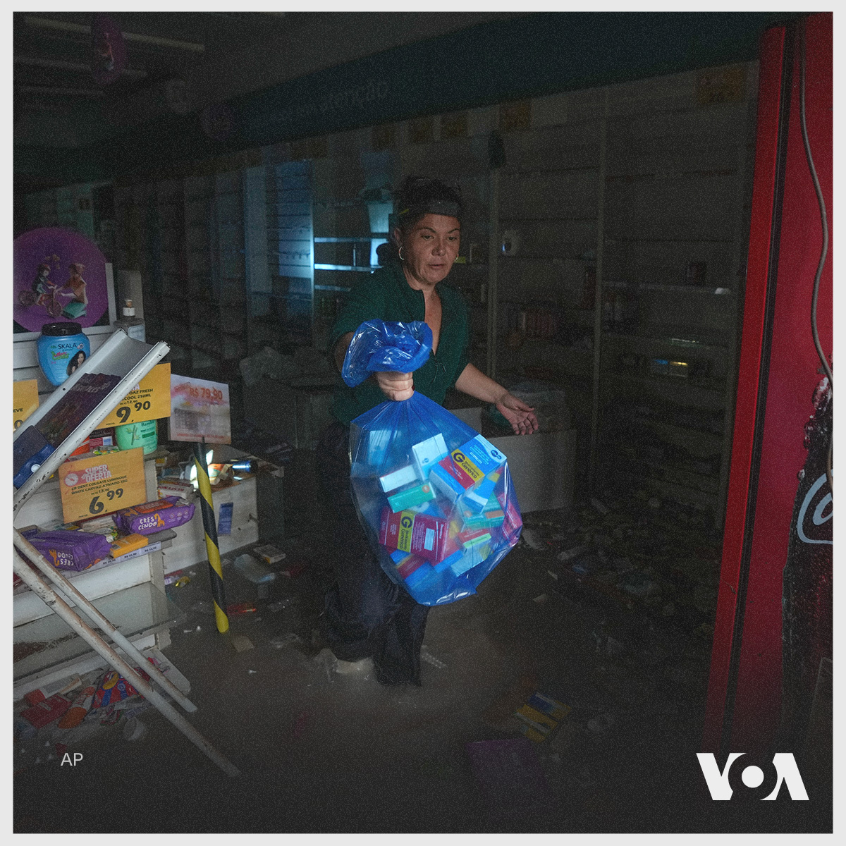 📷: Drugstore employees recover items after a flood caused by heavy rains, in Porto Alegre, Rio Grande do Sul state, May 11, 2024. voanews.com/a/urgent-needs…