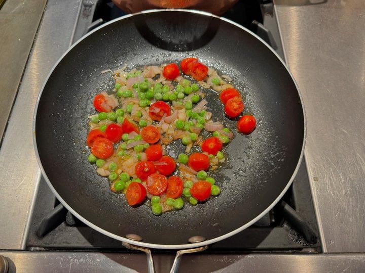 Good to grab a healthy homemade bite, after a good ride… A simple but delicious dish, of Coriander Rice, with parsley, shallots, tomatoes, fresh green peas, and a little yogurt, cucumber & grated fresh ginger… Sadly not my recipe, but worth adopting… ♥️🙏🏻😘 (Rice cooked in