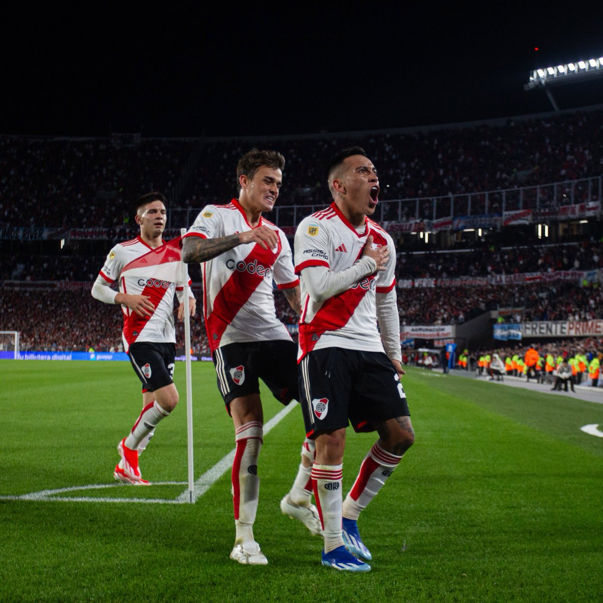 BARCO: VUELTA AL GOL Y FESTEJO DESAFORADO 🔴⚪ El exIndependiente anotó el 3 a 0 ante Central Córdoba y se descargó con todo ante la parcialidad local. No convertía desde hace seis meses. 📷 Foto Baires Deportes